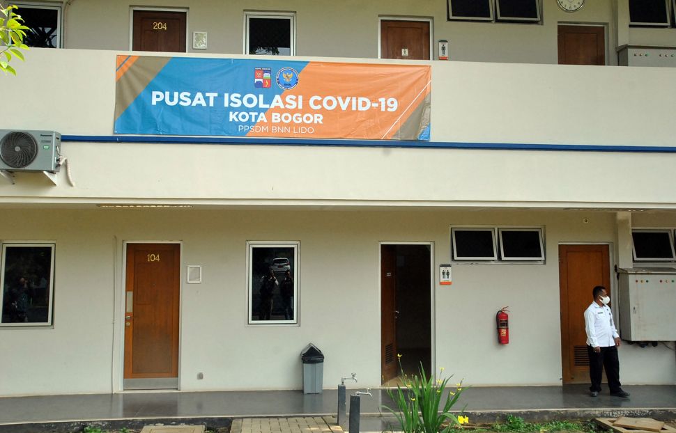 Petugas berdiri depan kamar Pusat Isolasi Penanganan dan Perawatan Pasien COVID-19 asal Kota Bogor di Pusat Pengembangan Sumber Daya Manusia (PPSDM) Badan Narkotika Nasional (BNN), Lido, Kabupaten Bogor, Jawa Barat, Senin (7/9/2020). [ANTARA FOTO/Arif Firmansyah]