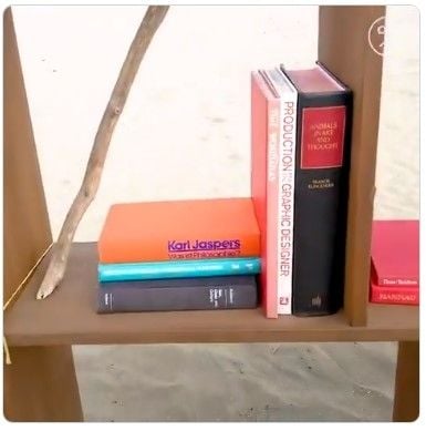 Perpustakaan Pantai di Jepang. (Screenshot Twitter/@QuickTake)