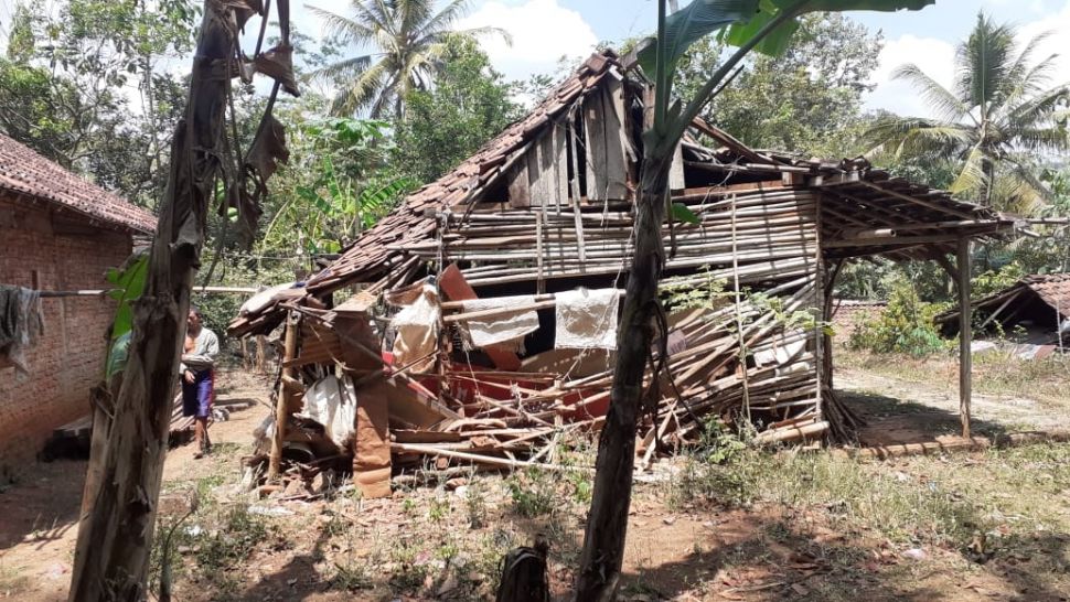 Trauma Gempa Mbah Muhyi Nekat Tinggal Di Gubuk Reot Yang Nyaris Roboh