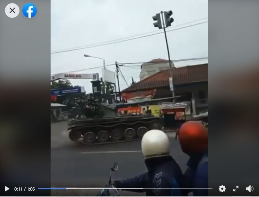 Video screen Tank tank hit a car and several motorcycles (Facebook? Custom DuniaIniLuarB).