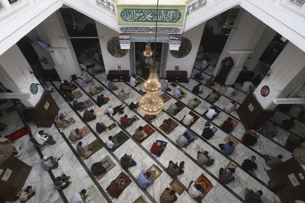 Sejumlah umat Muslim mendengarkan khotbah saat melaksanakan ibadah Shalat Jumat secara berjamaah di Masjid Cut Meutia, Jakarta, Jumat (11/9/2020). [Suara.com/Angga Budhiyanto]