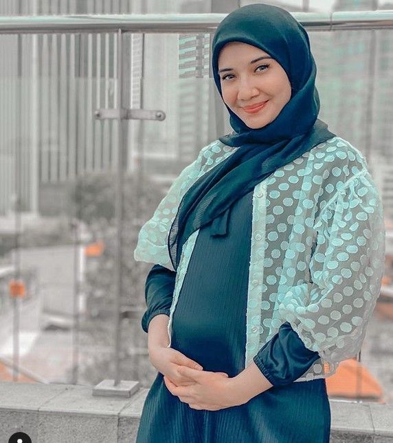 Hamil 2 Bulan, Zaskia Sungkar Pamer Baby Bump