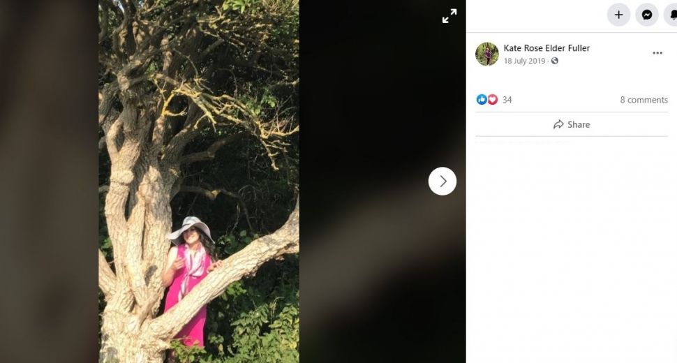 Wanita Menikah dengan Pohon (facebook.com/kate.cunningham.125)