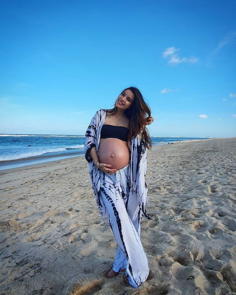 Foto maternity Sheila Marcia yang sederhana namun terlihat keren dan cantik. [Instagram]