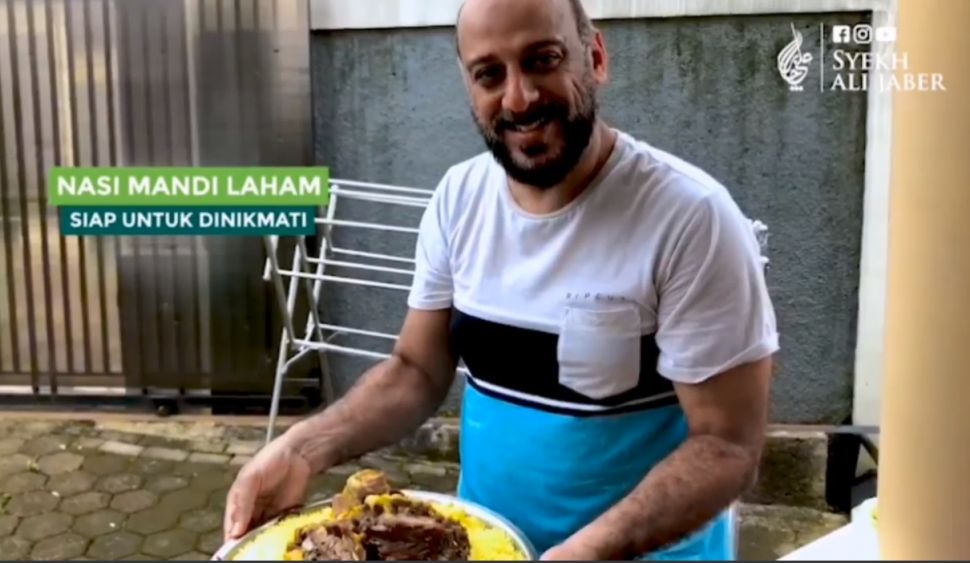 Syekh Ali Jaber memasak Nasi Mandi Laham khas Arab. (Instagram/@syekh.alijaber)