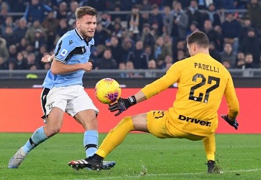 Penjaga gawang Inter Milan Daniele Padelli berhadapan dengan pemain Lazio Ciro Immobile dalam pertandingan yang berlangsung pada 16 Februari 2020. [AFP]