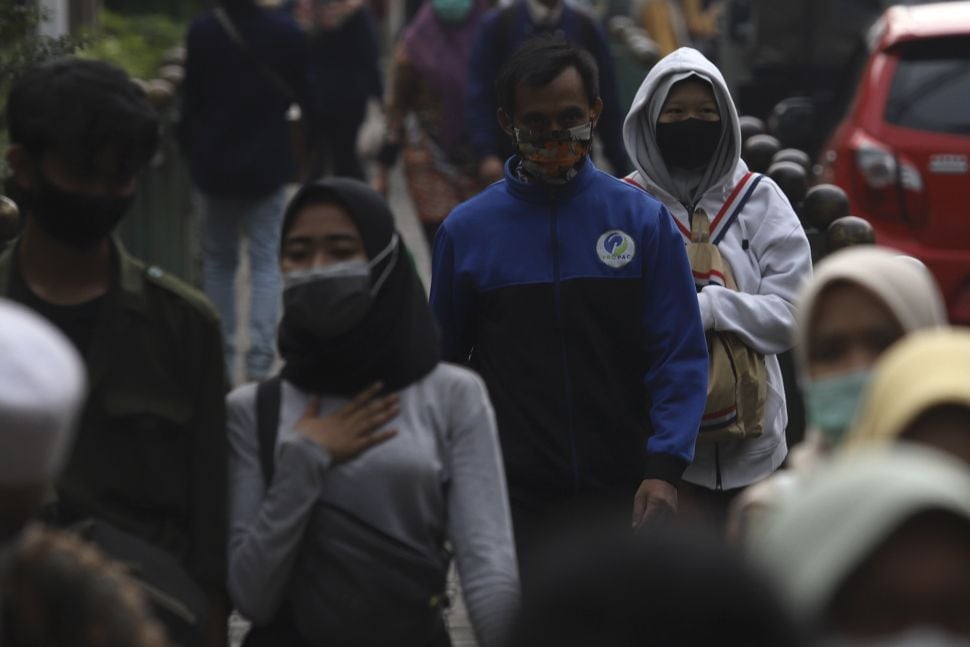 Calon penumpang kereta KRL memakai masker scuba melintas di kawasan Stasiun Manggarai, Jakarta, Selasa (15/9/2020). [Suara.com/Angga Budhiyanto]