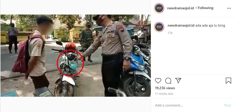 Pemotor dihadang aparat karena salah pakai masker. (Instagram)