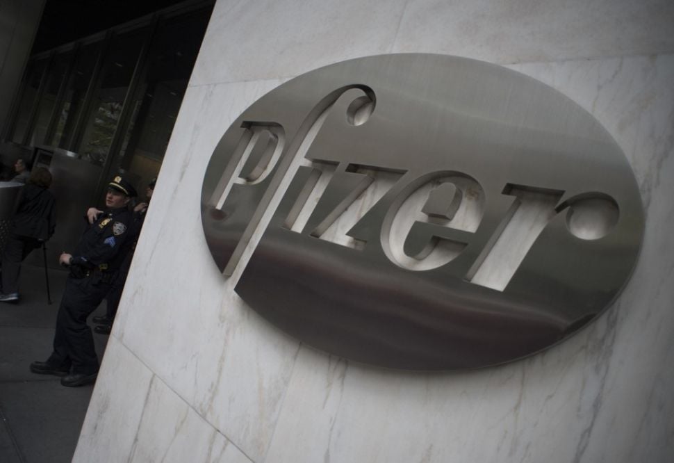 Ilustrasi Pfizer. [Don Emmert/AFP]