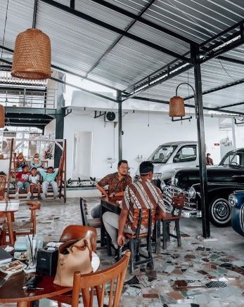 Asyiknya Nongkrong Ditemani Mobil Klasik di Classic Coffee Jogja. (Instagram/@classiccoffee.jar)