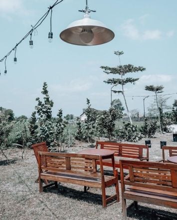 Asyiknya Nongkrong Ditemani Mobil Klasik di Classic Coffee Jogja. (Instagram/@classiccoffee.jar)