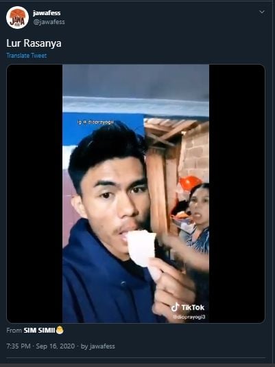 Tiru Video Review Odading di Depan Ibu, Pria Ini Berakhir Kena Tampar. (Twitter/@jawafess/Tiktok/@dioprayogi)