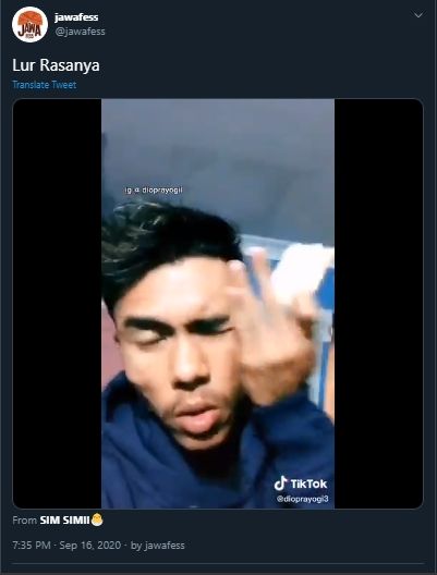 Tiru Video Review Odading di Depan Ibu, Pria Ini Berakhir Kena Tampar. (Twitter/@jawafess/Tiktok/@dioprayogi)