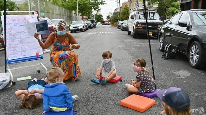 Seorang guru di New York memperagakan metode pembelajaran di luar ruangan. (AFP/Angela Weiss)