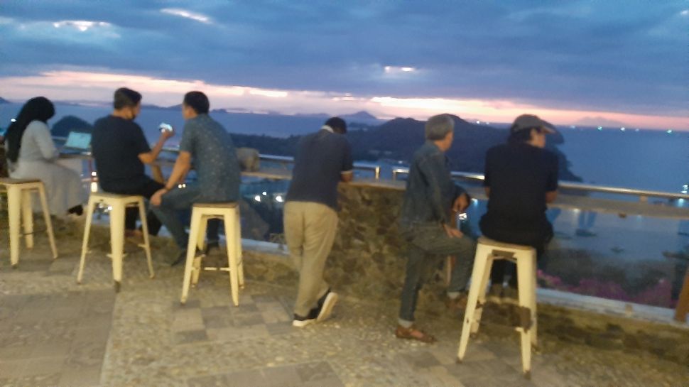 Menikmati senja di Restoran La Cecile, Labuan Bajo. (Suara.com/Lilis Varwati)