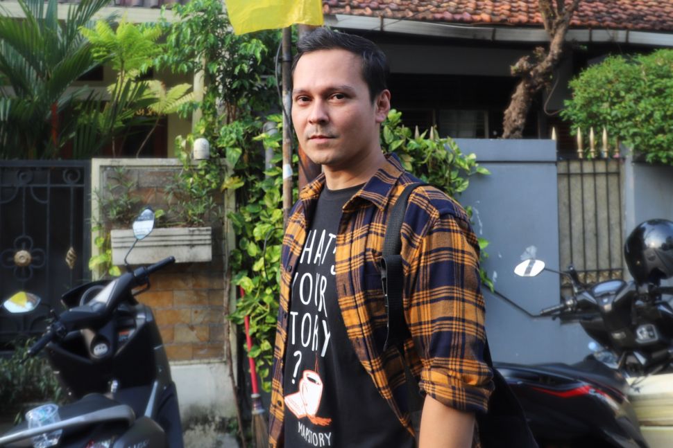 Aktor Ivan Ray saat ditemui di rumah duka Indra Bruggman di Tebet, Jakarta Selatan, Jumat (18/9). [Suara.com/Alfian Winanto]