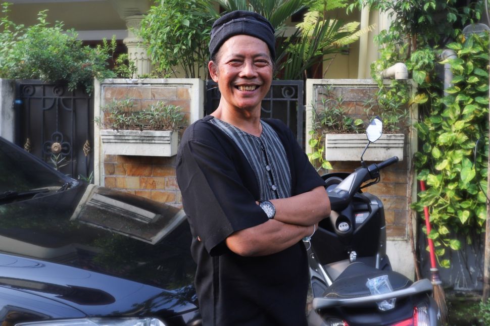 Aktor Yusuf Surya (kiri) saat ditemui di rumah duka Indra Bruggman di Tebet, Jakarta Selatan, Jumat (18/9). [Suara.com/Alfian Winanto]