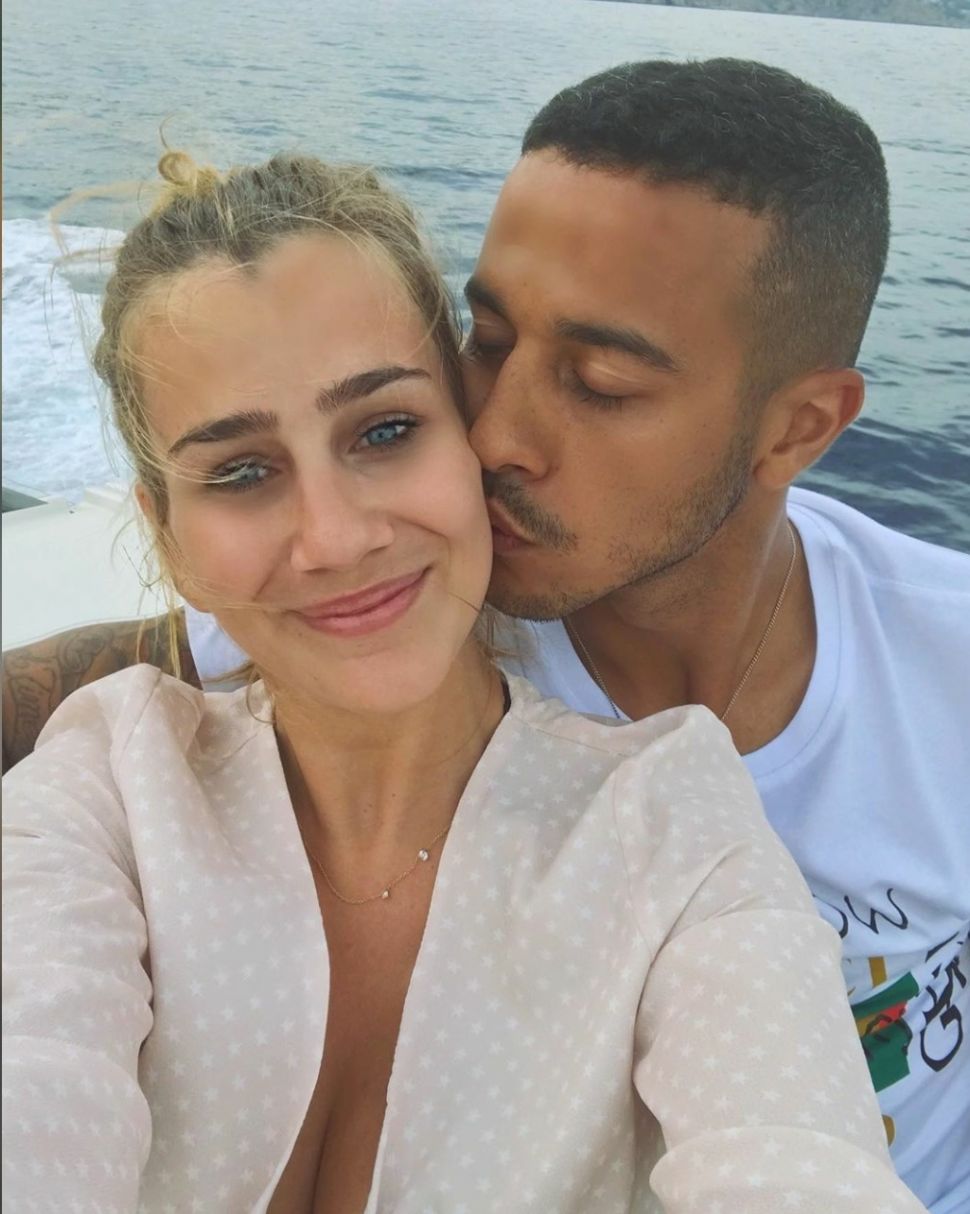 Julia Vigas, istri Thiago Alcantara. (Instagram/juliavigas)