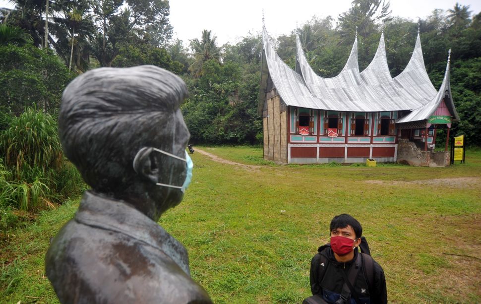 Pengunjung melihat monumen Tan Malaka yang terbuat dari perunggu dan dipasangi masker, di kawasan Museum Tan Malaka, di Nagari Pandam Gadang, Kecamatan Gunung Omeh, Kabupaten Limapuluhkota, Sumatera Barat, Sabtu (19/9/2020).  [ANTARA FOTO/Iggoy el Fitra]