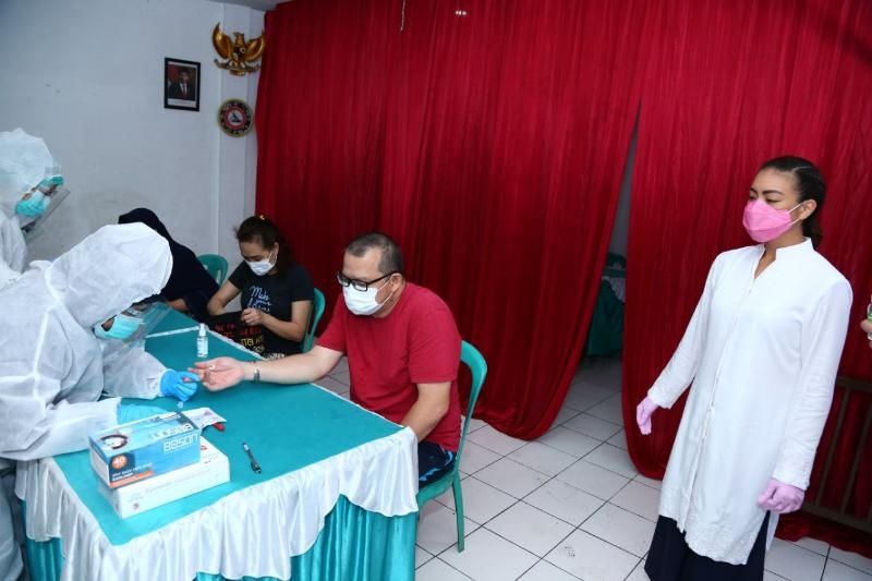 Rahayu Saraswati Bagikan 10 Ribu Alat Rapid Test. (Suara.com/Novian Ardiansyah)