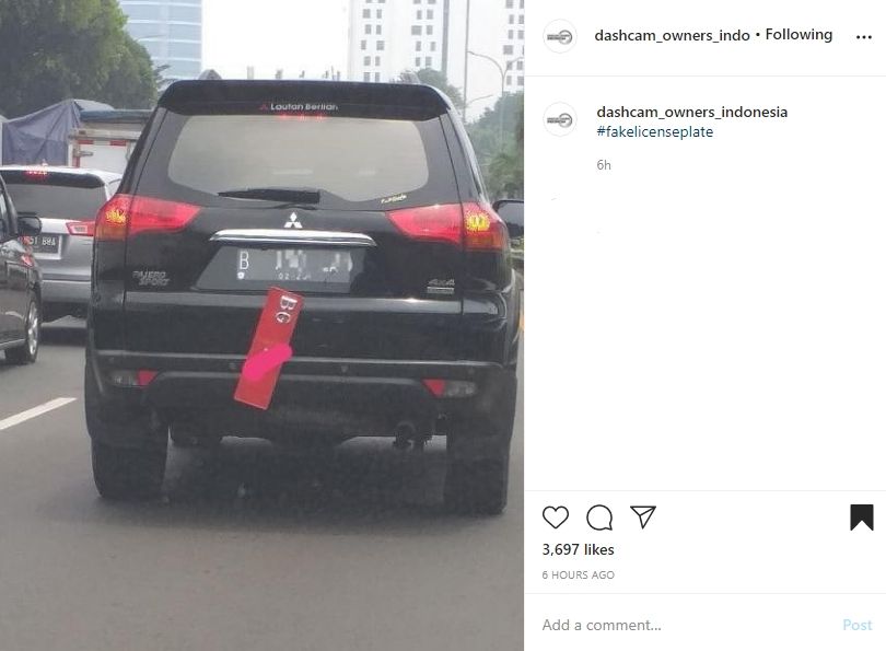 Mitsubishi Pajero berplat merah palsu. (Instagram)