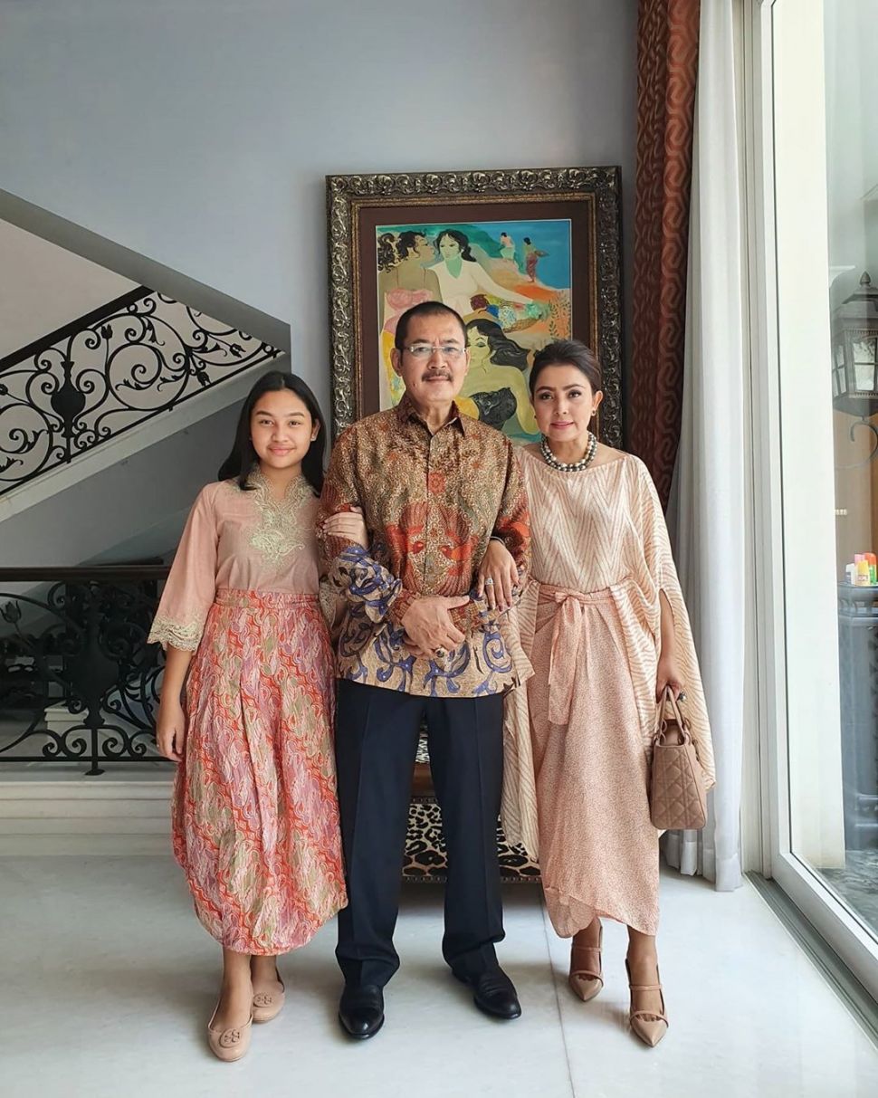 Bambang Trihatmodjo bersama Mayangsari dan putrinya, Khiran. [Instagram]