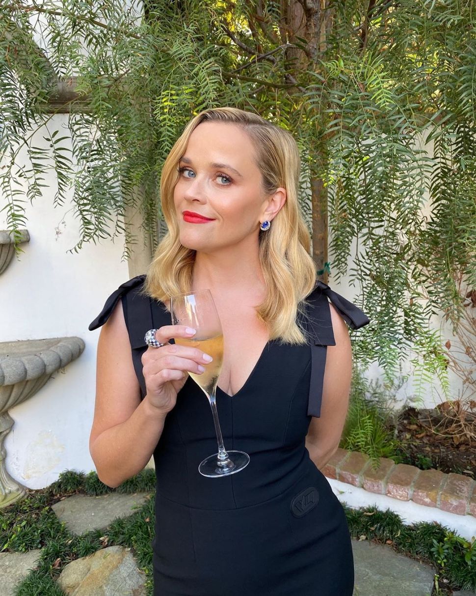 Penampilan Reese Witherspoon untuk acara Emmy Awards 2020. [Instagram]