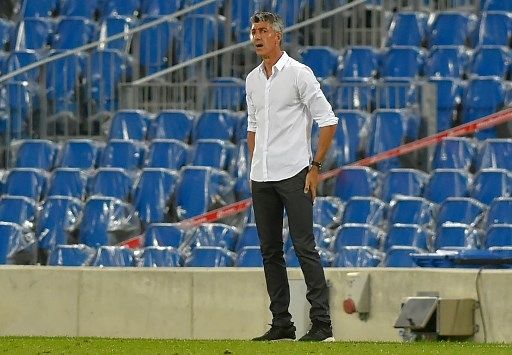 Reaksi pelatih Real Sociedad Imanol Alguacil di pinggir lapangan saat timnya menjamu Real Madrid dalam pertandingan La Liga yang berlangsung di San Sebastian, Senin (21/9/2020). [AFP]