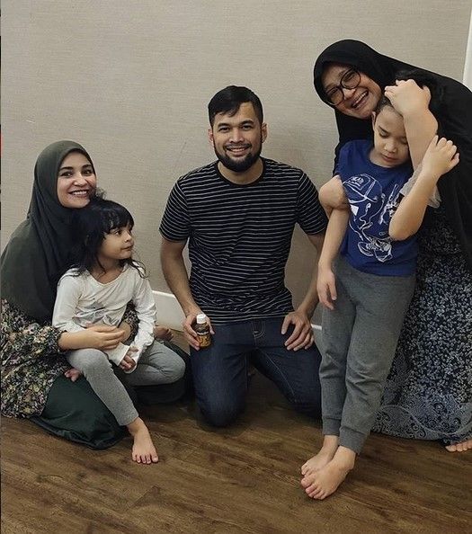 Fenny Bauty berama Shireen Sungkar dan Teuku Wisnu beserta cucunya. [Instagram]