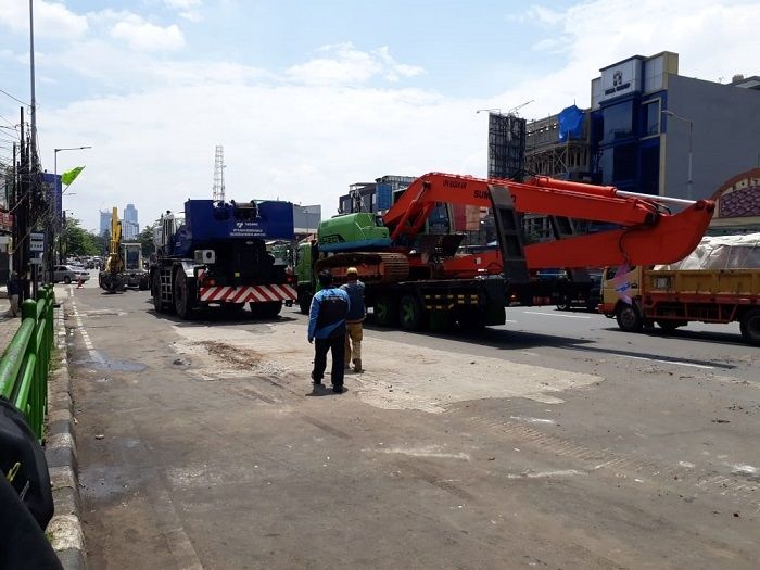 Ekskavator di Kampung Melayu, Jakarta Selatan usai dievakuasi setelah terguling dan menimpa JPO. (Suara.com/Bagaskara).