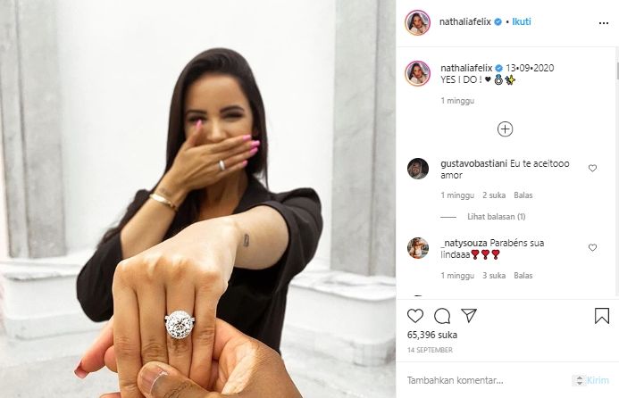 Winger Juventus, Douglas Costa, lamar sang kekasih, Nathalia Felix. (Instagram/@nathaliafelix).