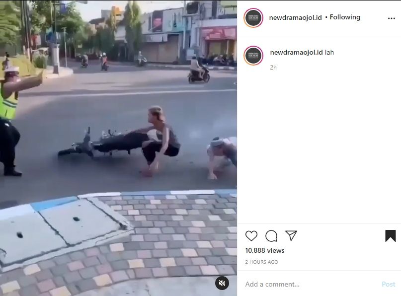 Pemotor terjatuh saat dihadang polisi. (Instagram)