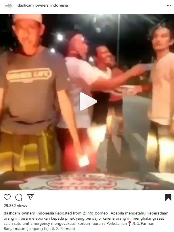 Viral orang nekat injak kap mesin mobil emergency. (Instagram)