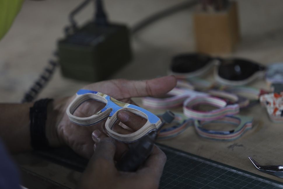 Intip Pembuatan Kacamata Kayu  dari Limbah  Papan  Skateboard 