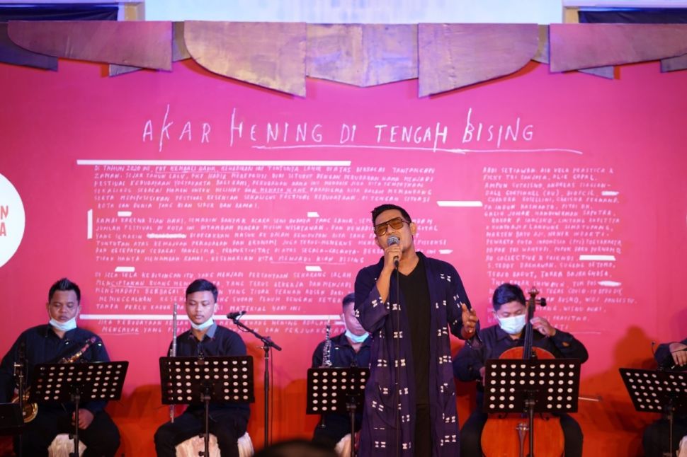 Rio Febrian dan Yogyakarta Simphony Orchestra membawakan 2 lagu dalam penutupan FKY 2020. (Dok. FKY 2020)