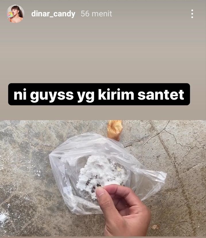 Dinar Candy perlihatkan kiriman santet di rumahnya. [Instagram]