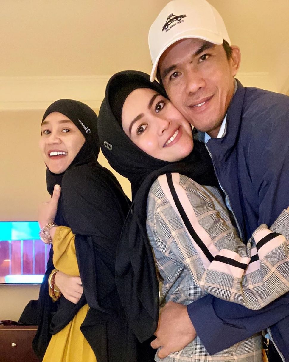 Meggy Wulandari bersama suami barunya, Haji Muhammad. [Instagram]