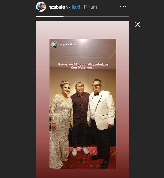 Reza Bukan akhirnya unggah foto pernikahannya dengan Serevina. Tampak hadir sang sahabat, Augie Fantinus. [Instagram]