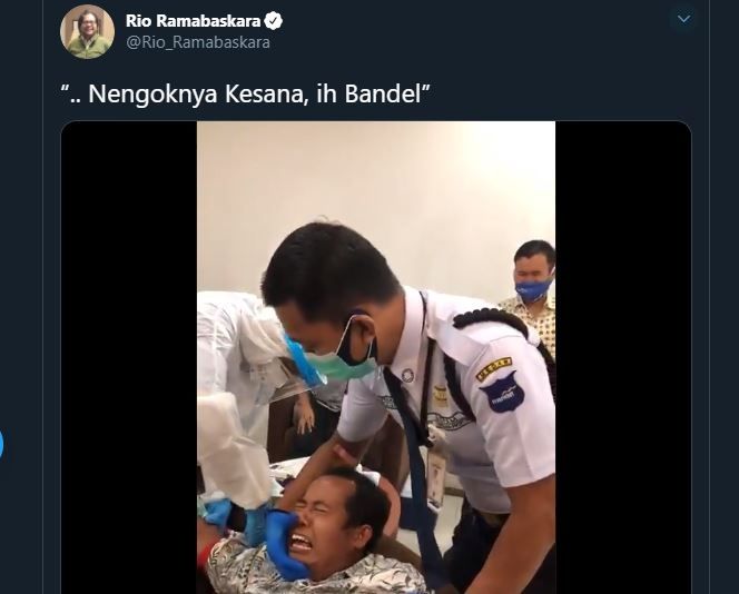 Tangkapan layar video bapak-bapak takut disuntik. (Twitter/@Ria_Ramabaskara)