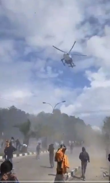 Tangkap layar video helikopter Polda Sulawesi Tenggara saat bubarkan demo Mahasiswa UHO. (istimewa)