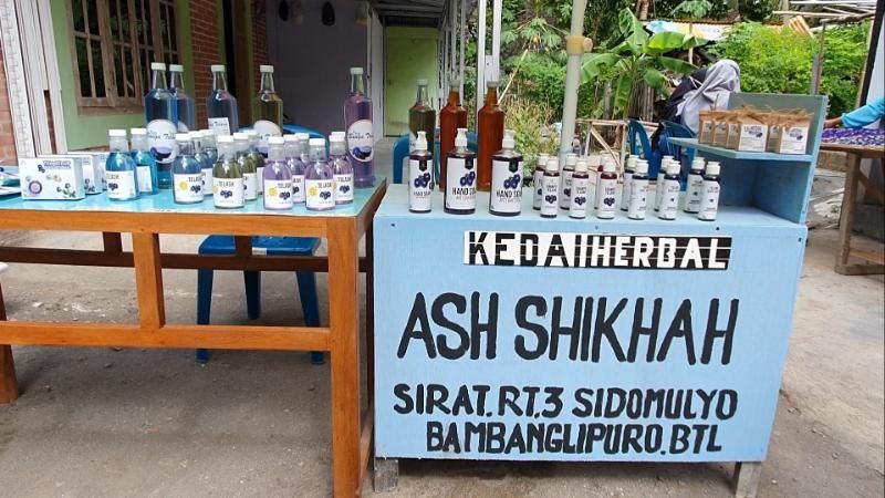  Produk-produk hasil olahan bunga telang yang dipajang, di halaman rumah Danang, di daerah Sirat RT. 3, Sidomulyo, Bambanglipuro, Bantul, Selasa (30/9/2020). [Hiskia Andika Weadcaksana / SuaraJogja.id]