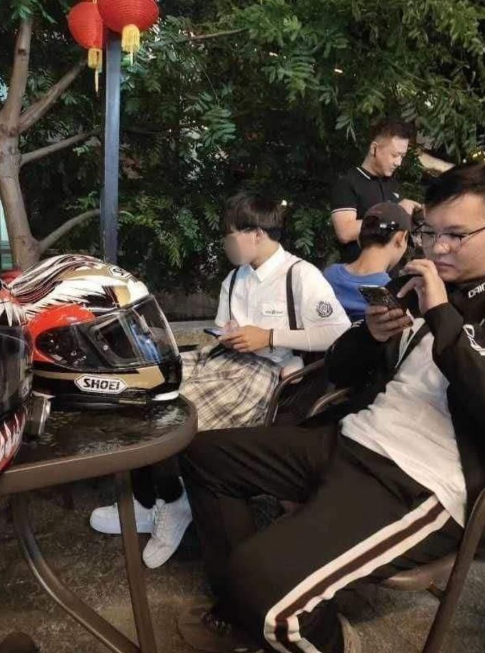 Potret lady biker bikin terkecoh. (Twitter)