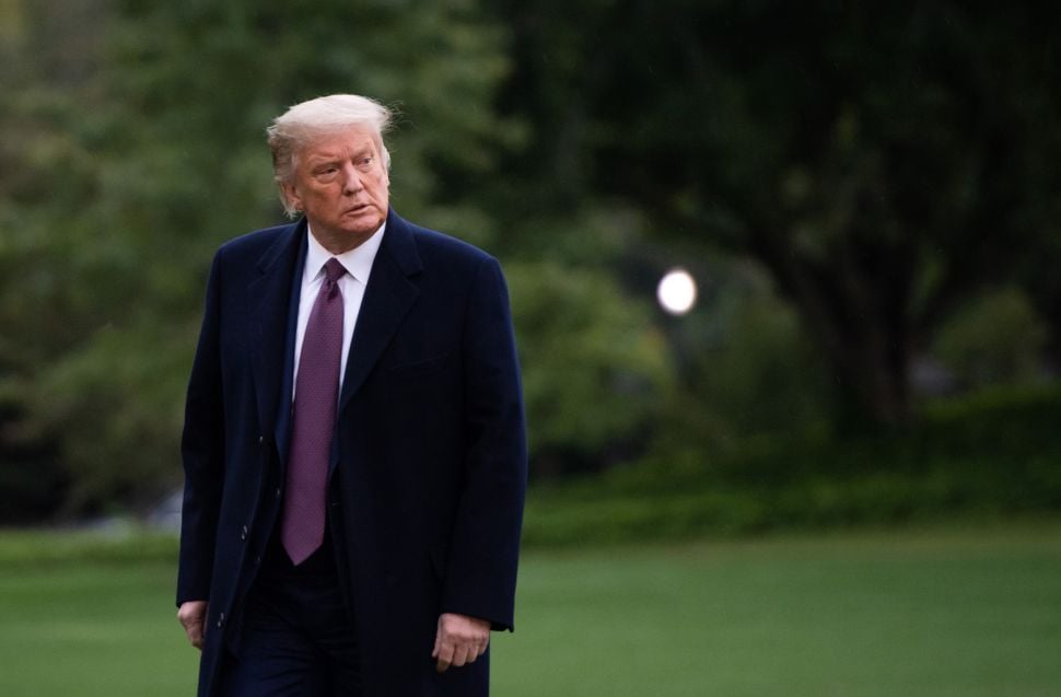 Presiden AS Donald Trump berjalan dari Marine One setelah tiba di South Lawn Gedung Putih di Washington, Amerika Serikat pada 1 Oktober 2020. [SAUL LOEB / AFP]