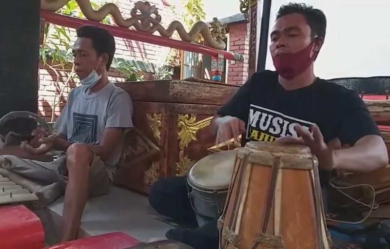 Antok seniman kendang yang beralih profesi sebagai Ojol. [Suara.com/Amin Alamsyah]