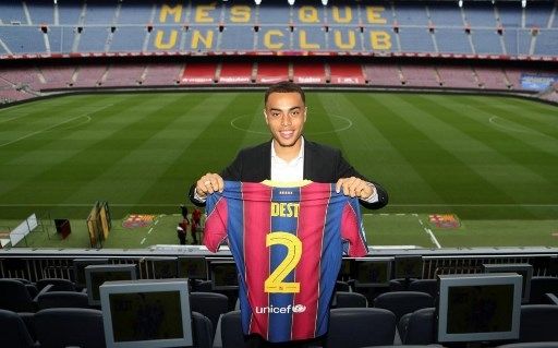 Pemain anyar Barcelona Sergino Dest diperkenalkan di Camp Nou, Jumat (2/10/2020). [AFP]