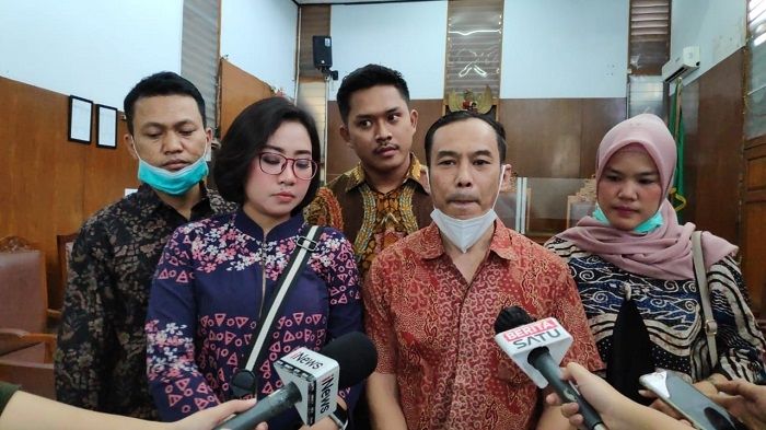 Tim Kuasa Hukum Irjen Napoleon seusai menjalani sidang praperadilan di PN Jaksel. (Suara.com/Bagaskara).