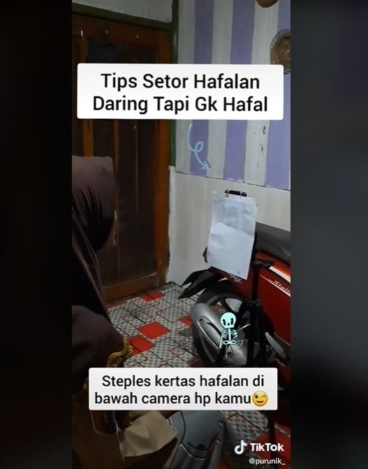 Viral Siswi Punya Trik Setor Hafalan ke Guru saat Belajar Online (TikTok/@purunik_).