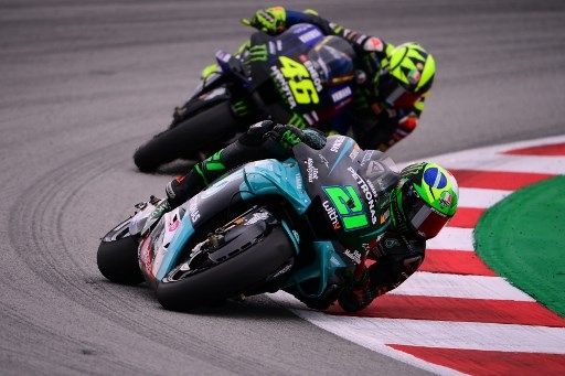 Pebalap Petronas Yamaha SRT Franco Morbidelli dibayangi Valentino Rossi di MotoGP Catalunya, 27 September 2020. [AFP]