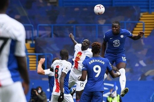 Pemain Chelsea Kurt Zouma menjebol gawang Crystal Palace dalam pertandingan Liga Premier Inggris yang berlangsung di Stamford Bridge, Sabtu (3/10/2020). [AFP]