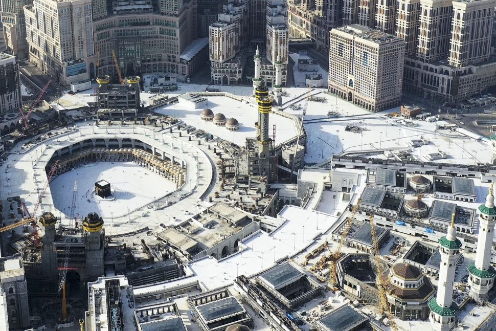 Pemandangan dari udara menunjukkan kompleks Masjidil Haram di kota suci Mekkah, selama hari pertama Umrah, pada Minggu (4/10/2020). [AFP]